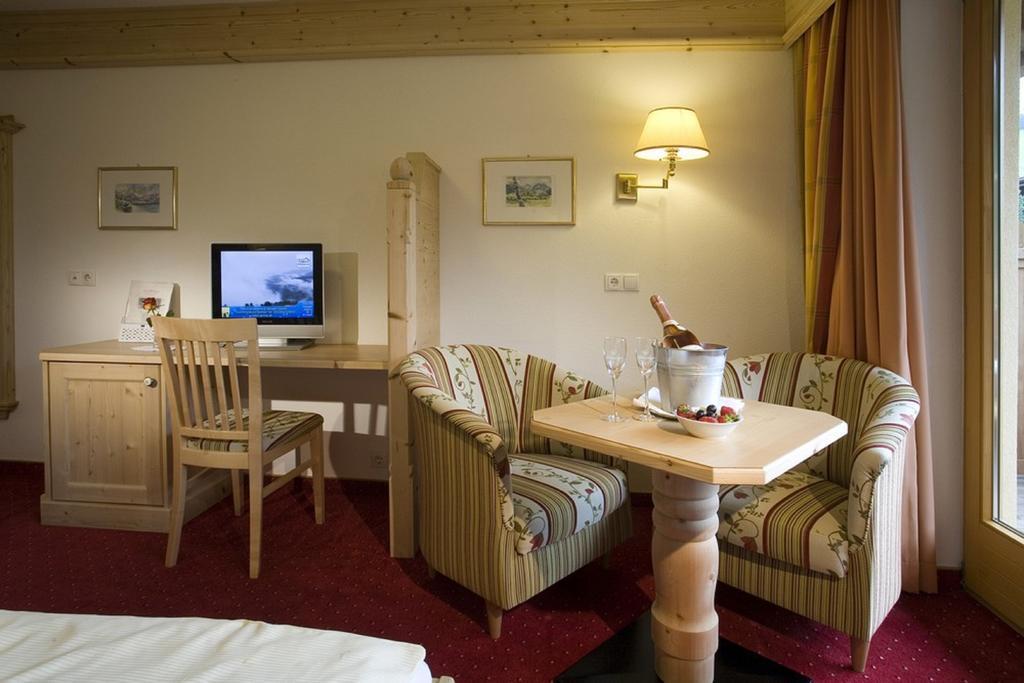 Alpenhotel Tirolerhof ゲルロス エクステリア 写真